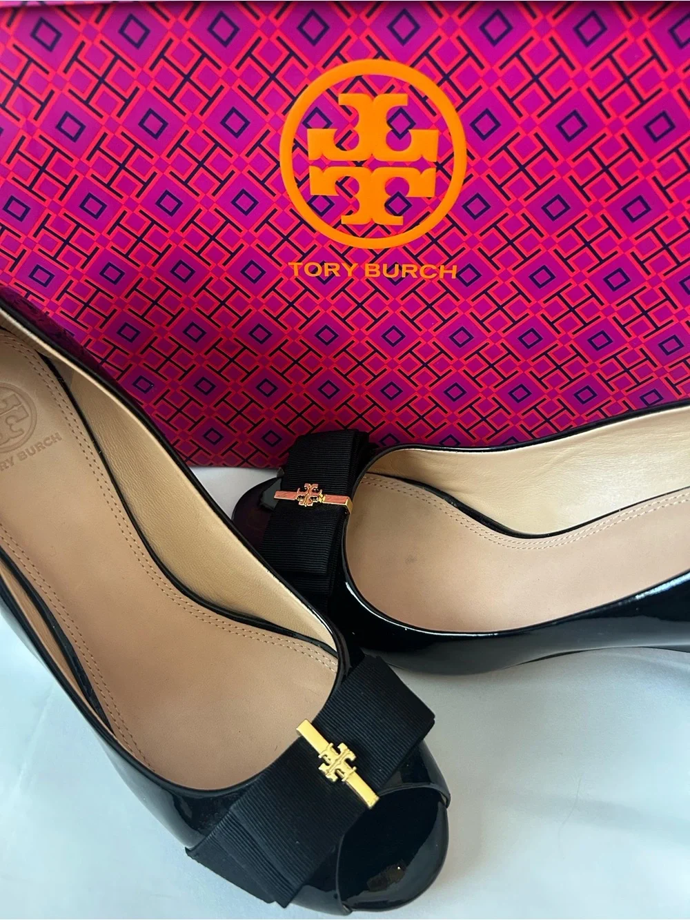 🖤Tory Burch🖤💛TRUDY💛Black Patent Peep-Toe Pumps Grosgrain Bow & Gold Logo Accent